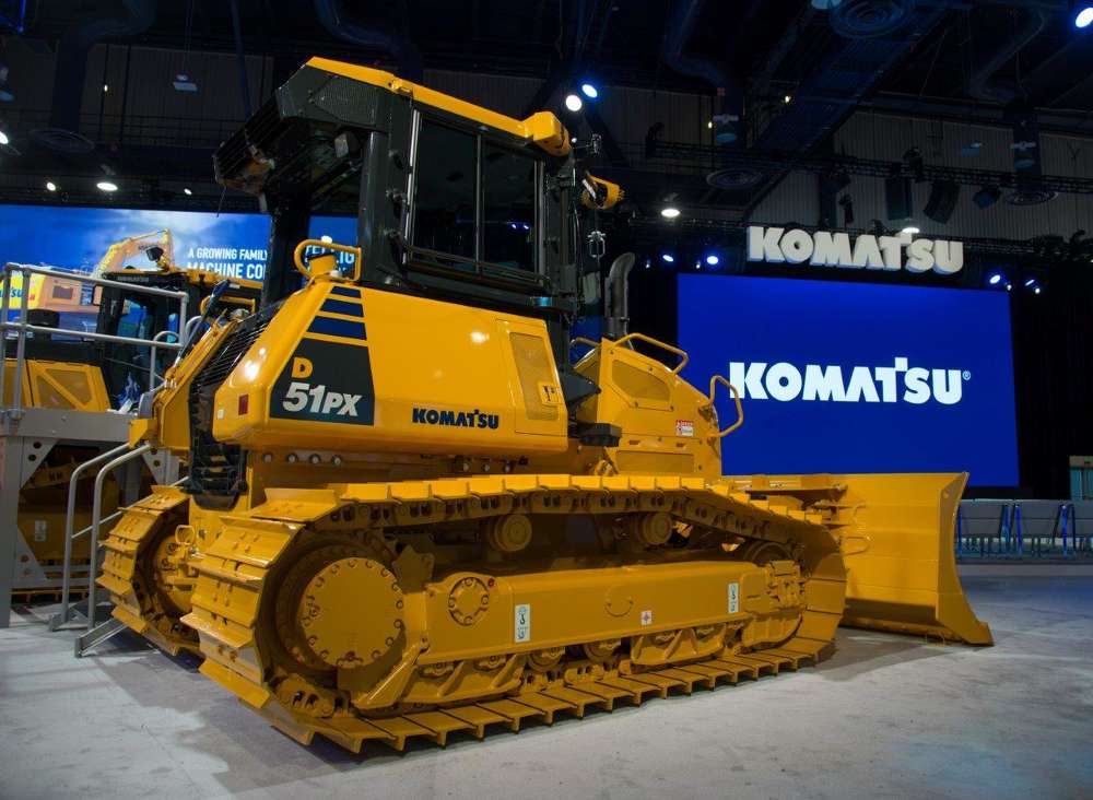 کوماتسو یکی از بزرگترین شرکت های ارائه دهنده محصولات و خدمات متنوع صنعتی است. گروه Komatsu علاوه بر این که یکی از مجریان بین المللی در زمینه تجهیزات ساخت و ساز و استخراج معادن است، در زمینه های دیگری مانند ساخت و تولید تجهیزات جانبی (قطعات انواع ماشین های سنگین)، ماشین های حمل و نقل، ماشین آلات صنعتی و ماشین آلات راهسازی مشغول به کار فعالیت است.